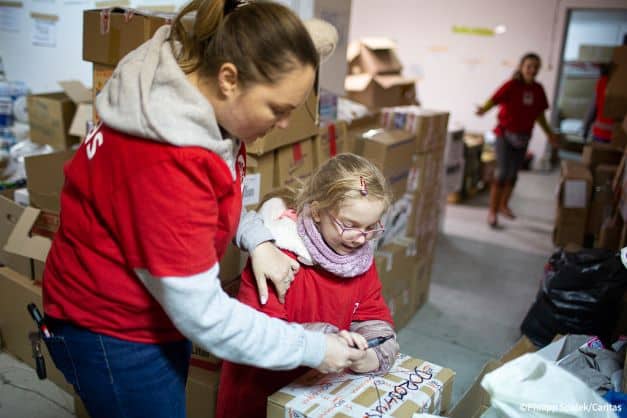 madre e hijas voluntarias en Cáritas Polonia