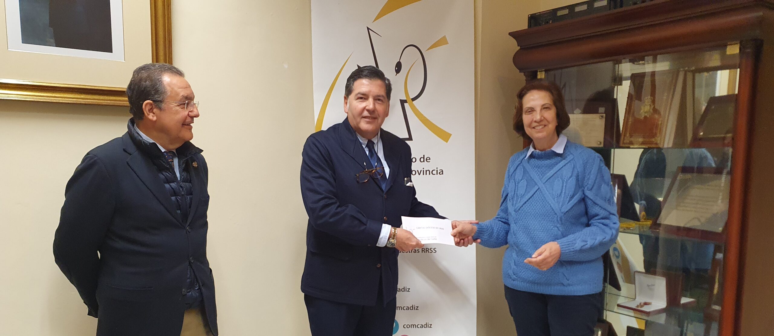 The College of Physicians of Cádiz donates the collection of its Solidarity Christmas to Cáritas Diocesana